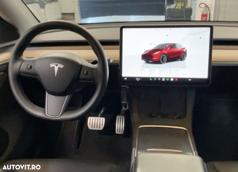 Tesla Model Y - 8