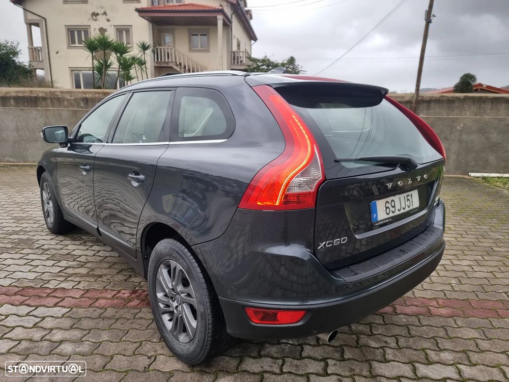 Volvo XC 60 2.4 D5 Summum AWD Geartronic - 4