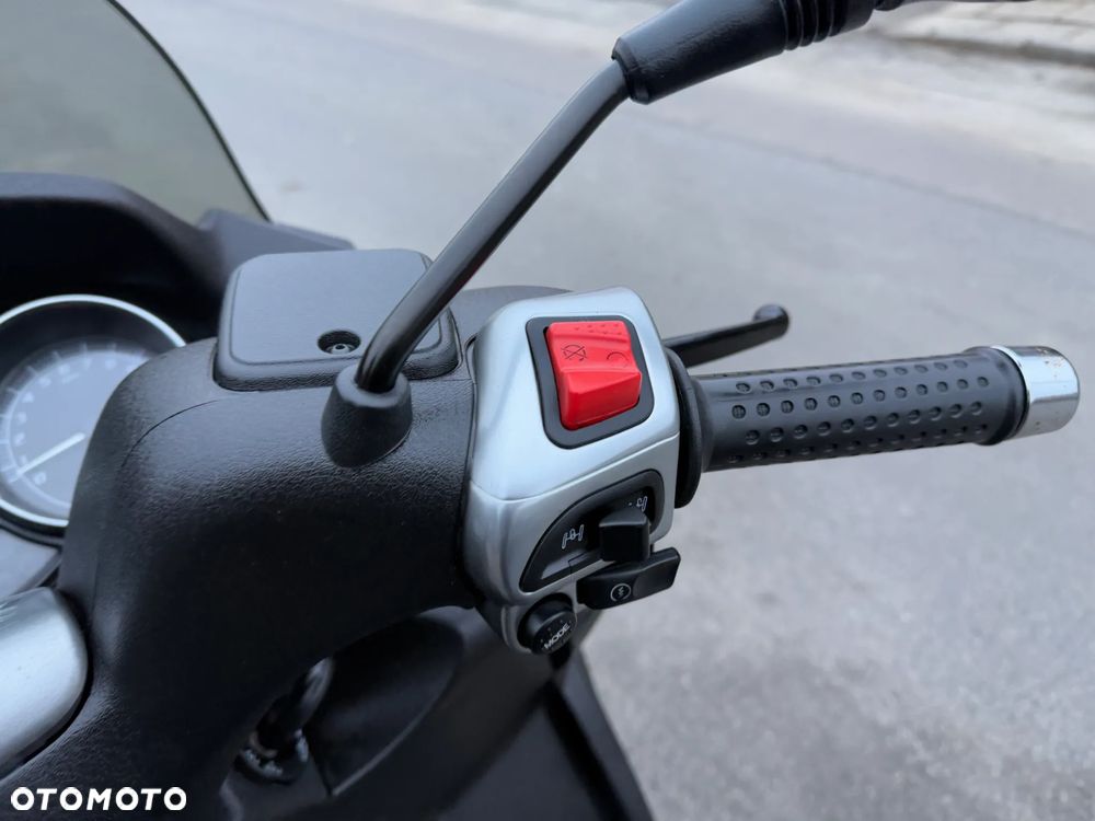 Piaggio MP-3 - 11