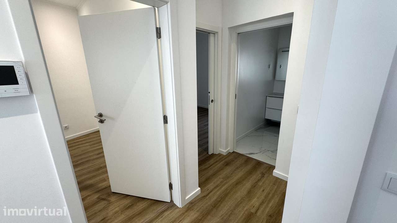 T2 Novo a Estrear | Entrada Privada, Garagem, AC no Centro de Santarém - Grande imagem: 3/39