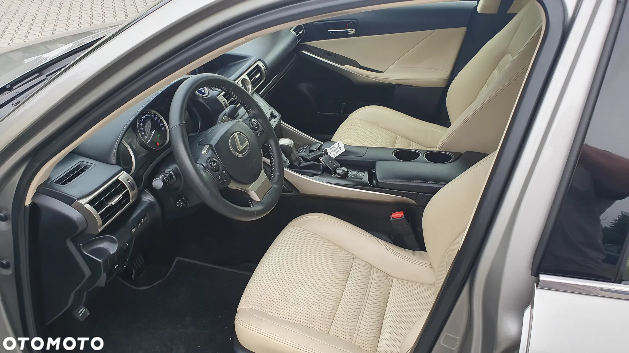 Lexus IS 300h Business Edition - 13