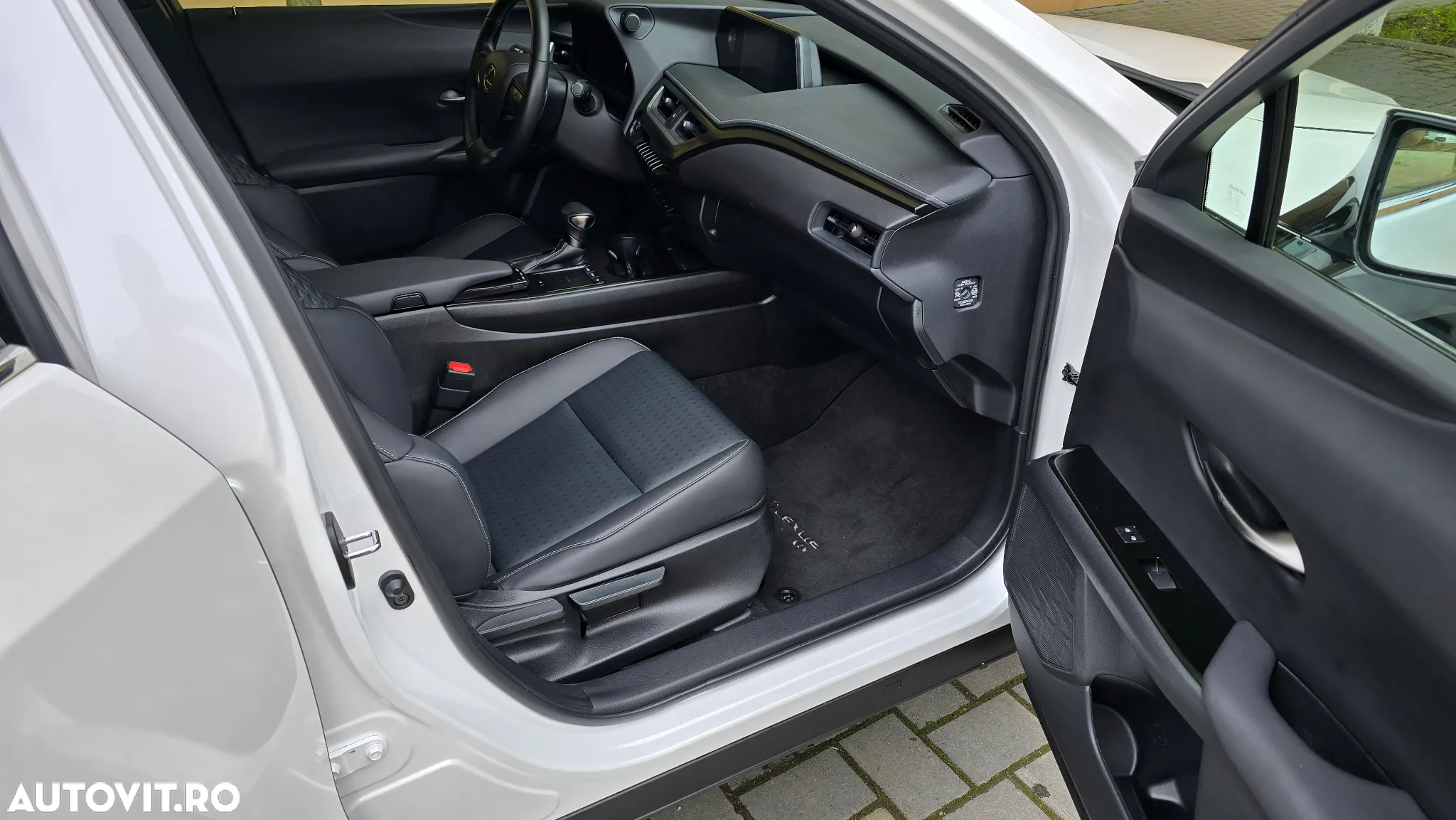 Lexus UX 250h FWD Executive - 13