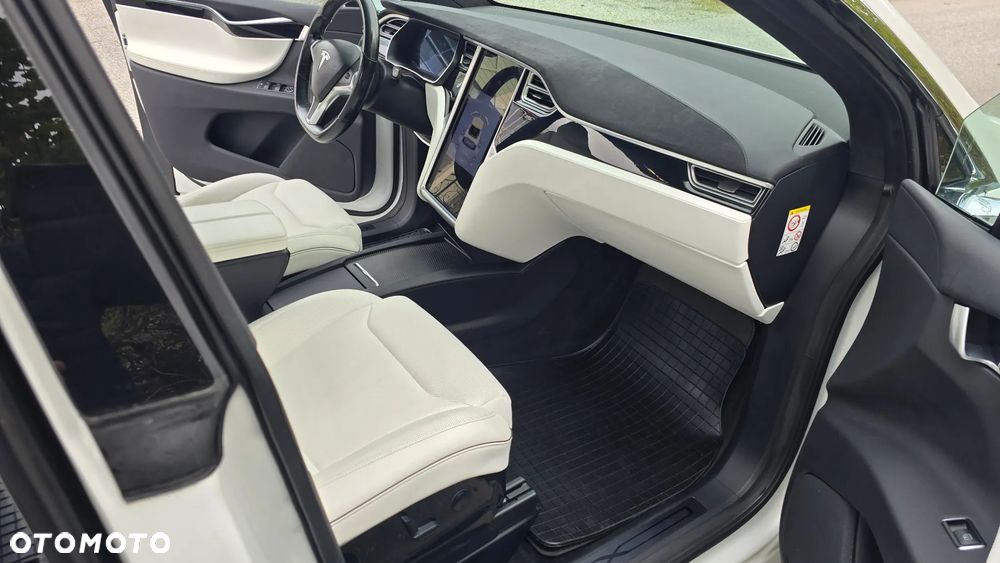 Tesla Model X - 24