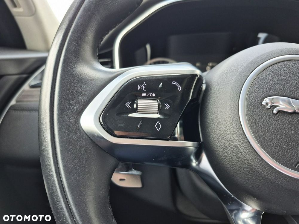 Jaguar F-Pace P250 AWD SE - 31