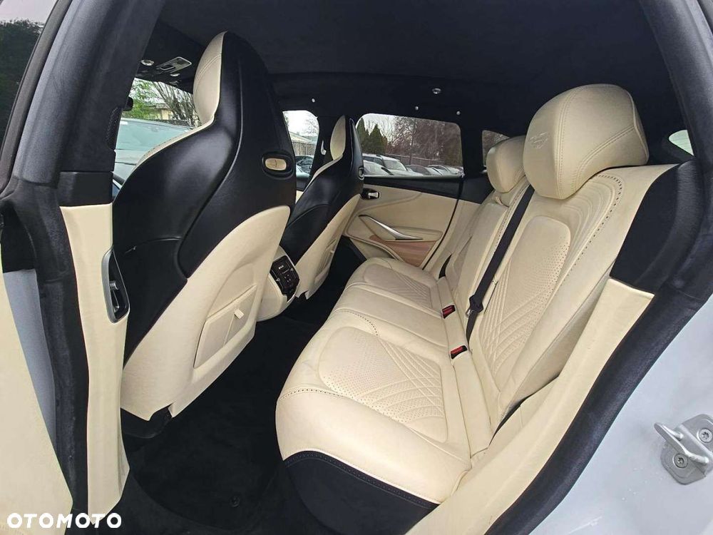 Aston Martin DBX - 3