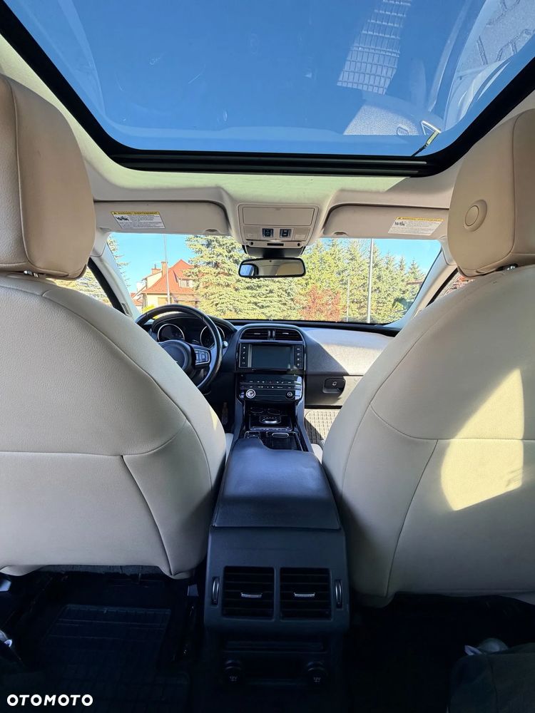 Jaguar XE 25t AWD Prestige - 23