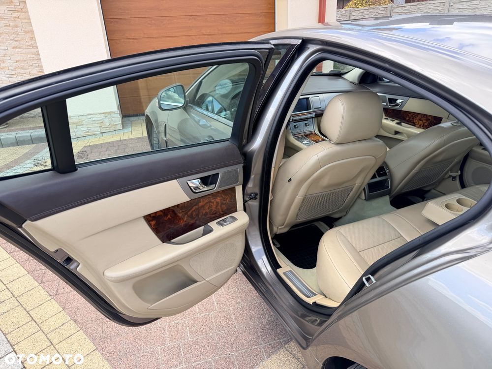 Jaguar XF 2.7 V6 Premium Luxury - 29