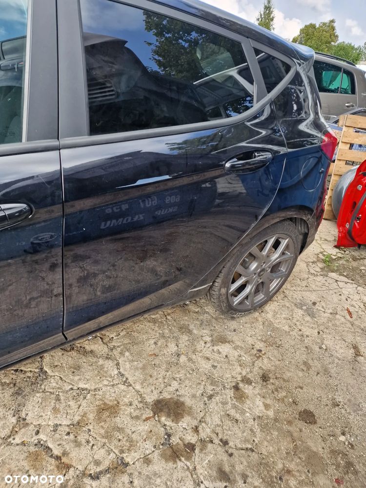 Drzwi  lewy tył ford  Fiesta  mk8  lift  w  kolorze  DK - 1