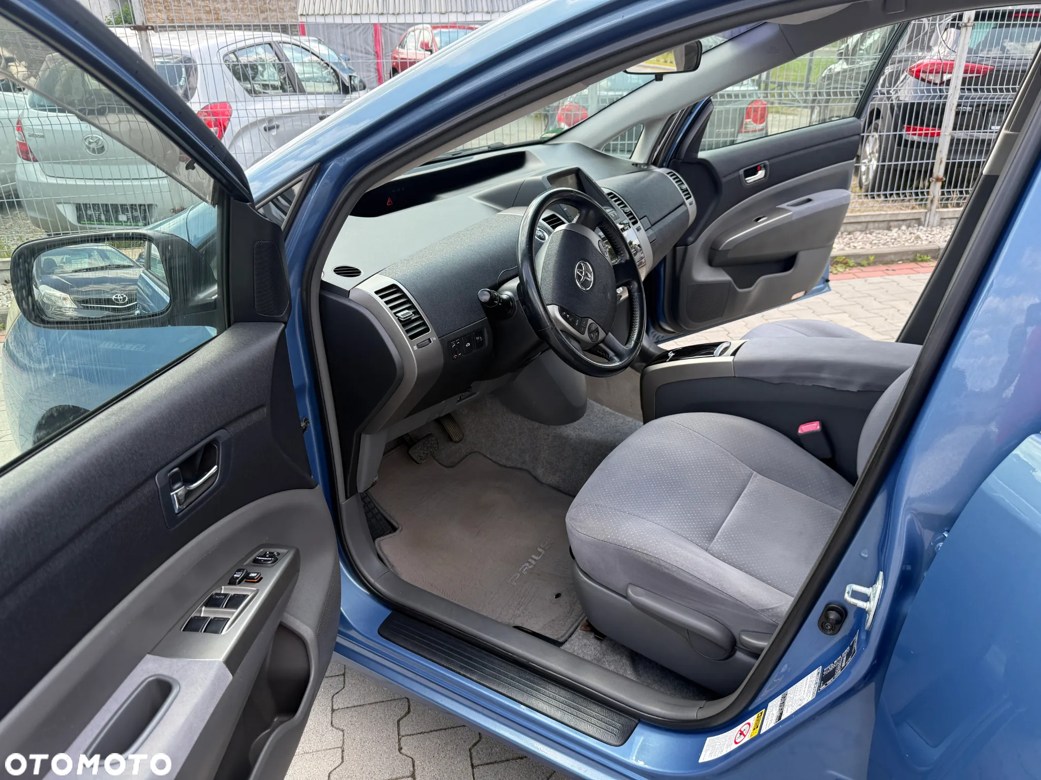 Toyota Prius (Hybrid) Executive - 6