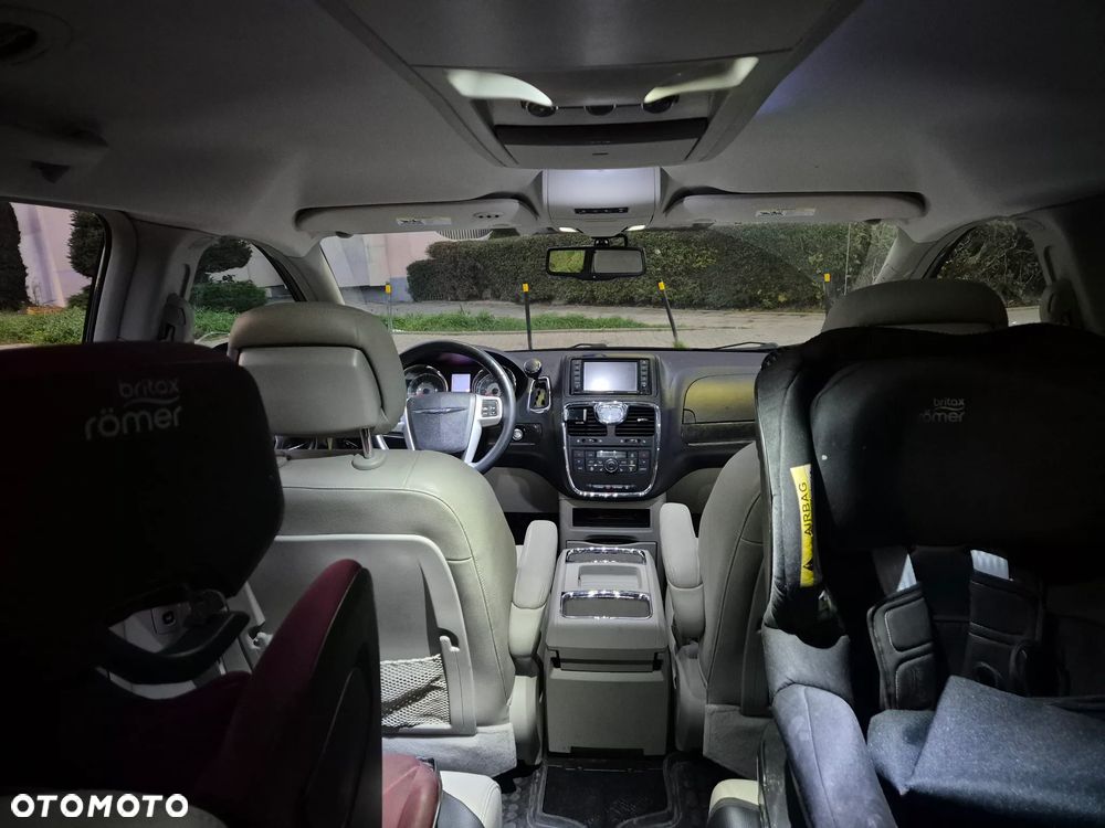 Chrysler Town & Country - 13
