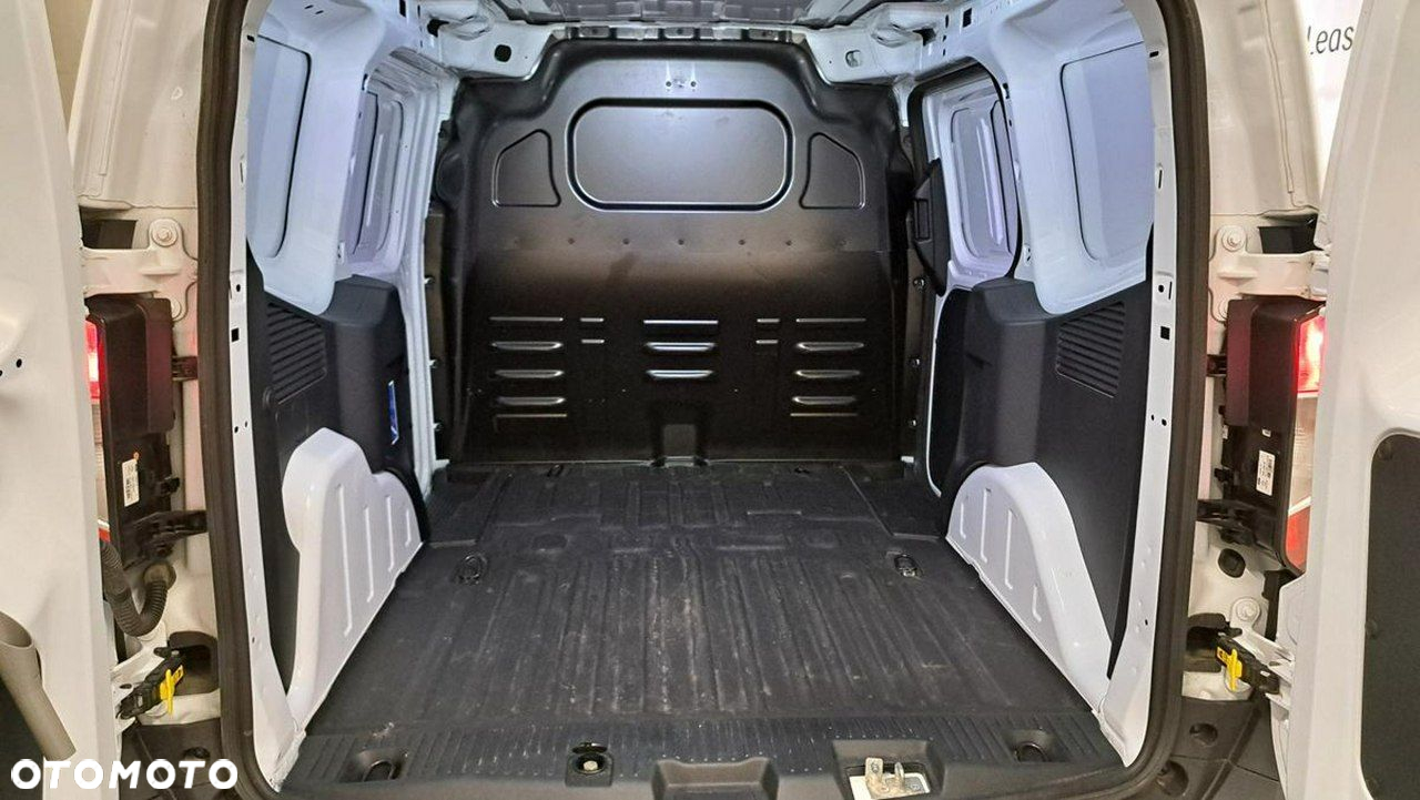 Ford Transit Courier - 13