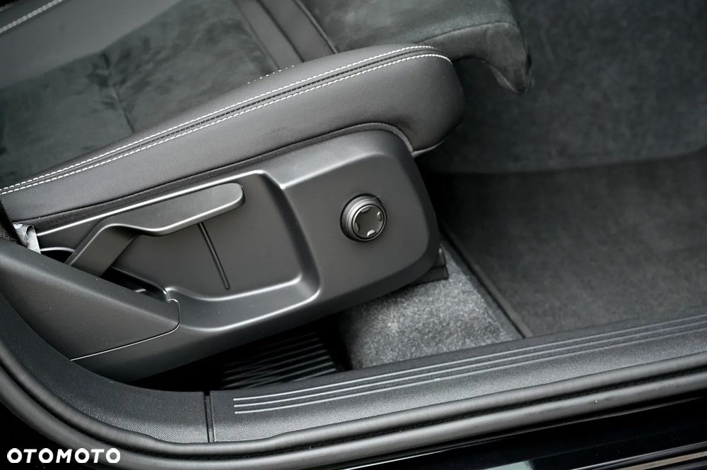 Volvo XC 40 B3 B DKG Ultra Black Edition - 22