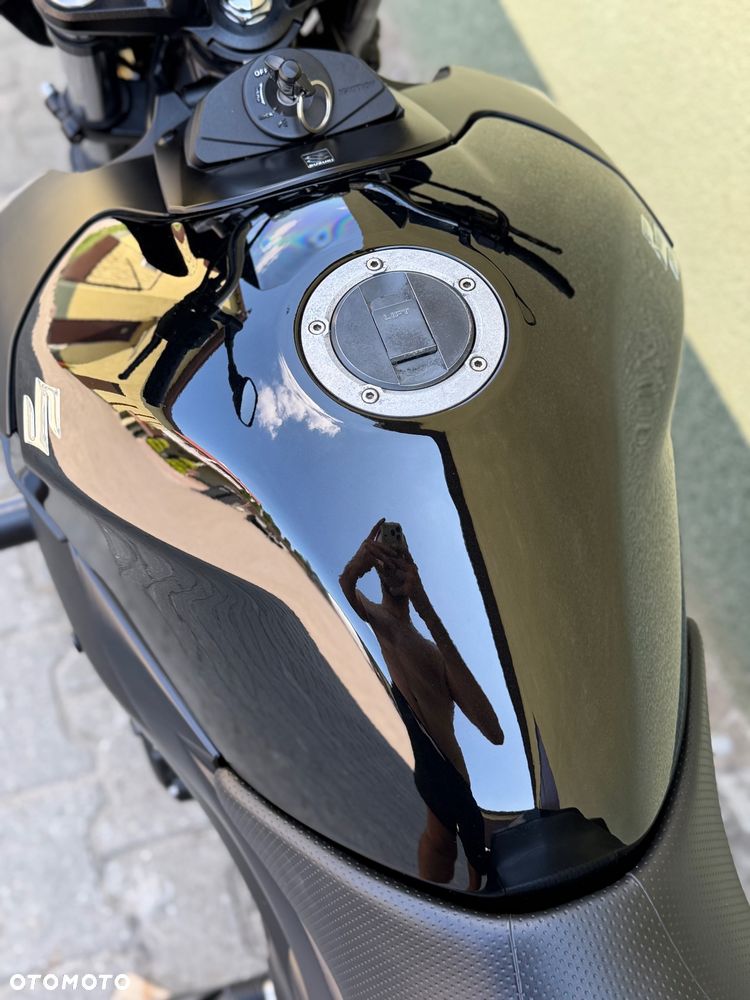 Suzuki GSR - 35