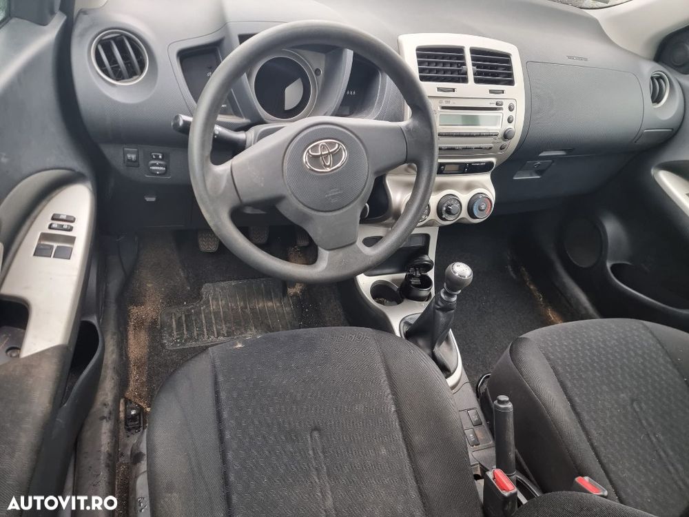 volan grile bord bloc lumini plansa de bord geamuri laterale bara spate armatura caseta de directie Toyota Urban Cruiser an 2010 motor 1.3 benzina 100cp  dezmembrez - 5