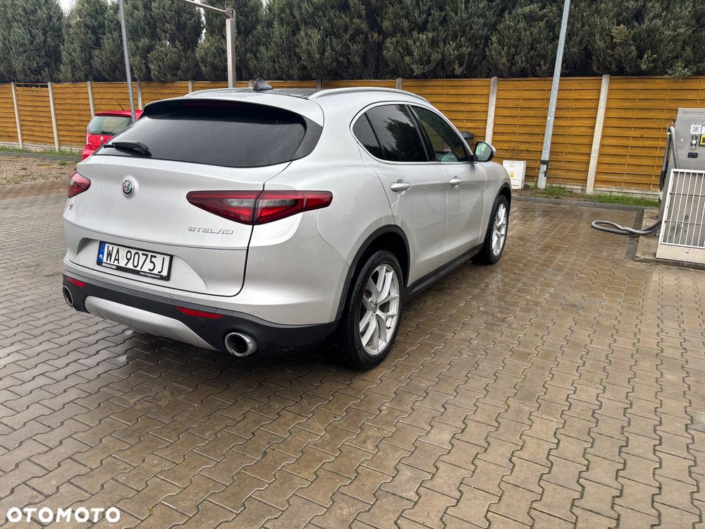 Alfa Romeo Stelvio 2.0 Turbo 16V AT8-Q4 Lusso Ti - 4