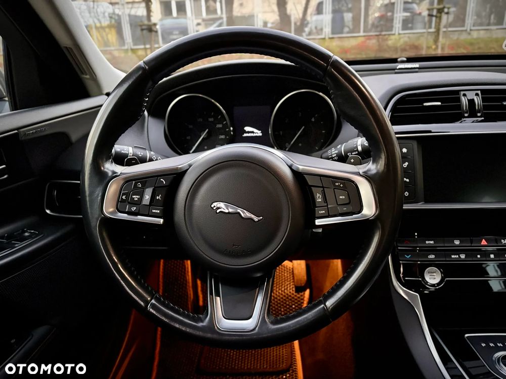 Jaguar XE 2.0 D Prestige - 10