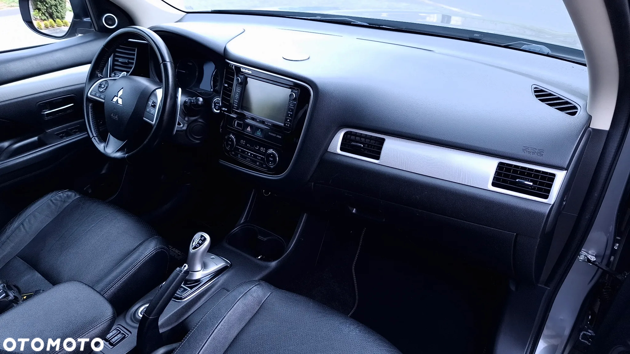 Mitsubishi Outlander 2.0 4WD Plug-In Hybrid Top - 16