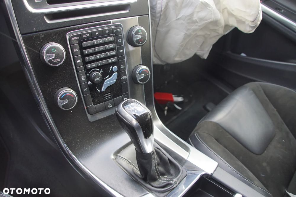 Auto na części - Volvo V60 I Lift R-Design 2.0 D2 120 KM D4204T8 M66 714 2015R Silnik Skrzynia Drzwi Szyba Lusterko Zderzak Klapa Lampa Sterownik Moduł Czujnik Deska Kokpit Licznik Wyświetlacz - 8