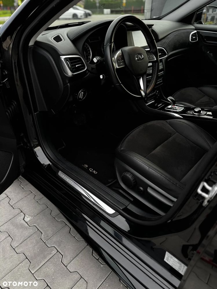 Infiniti Q30 2.2d City Black Edition AWD 7DCT - 16