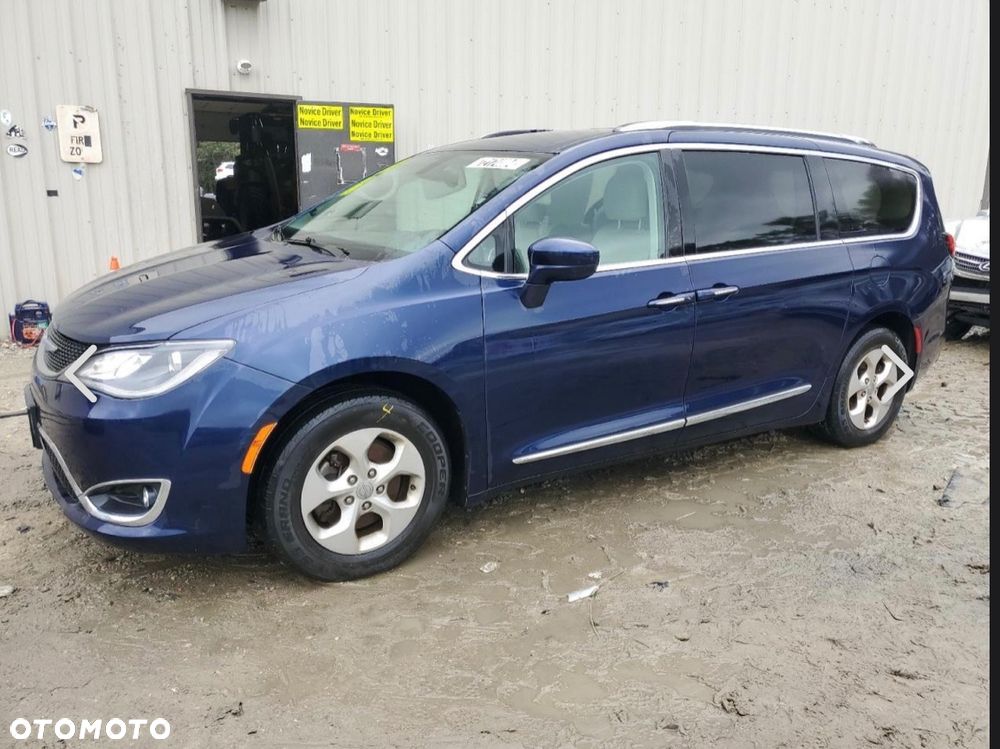 Chrysler Pacifica - 1