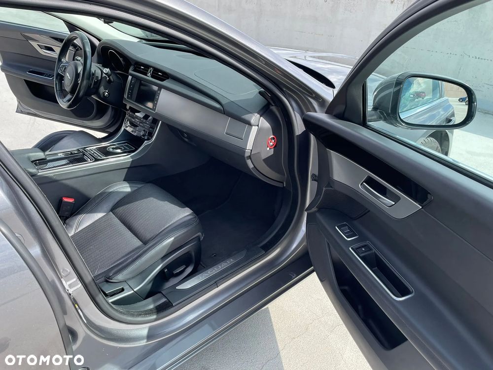 Jaguar XF 20d Prestige - 9