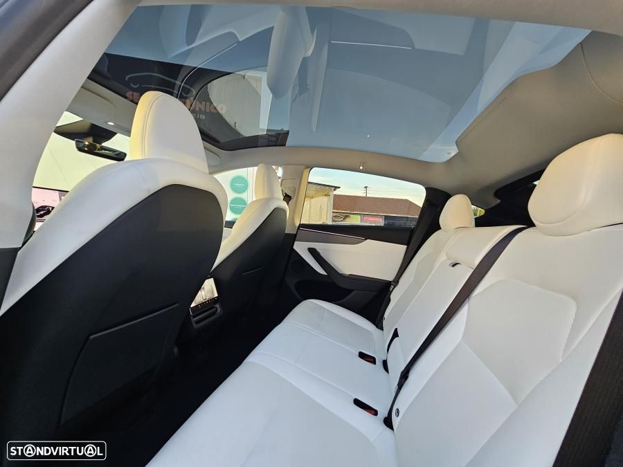 Tesla Model Y Long Range Dual Motor AWD - 26