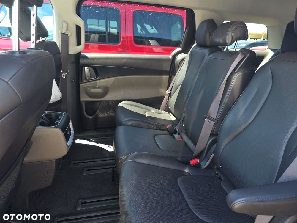 Kia Carnival - 12