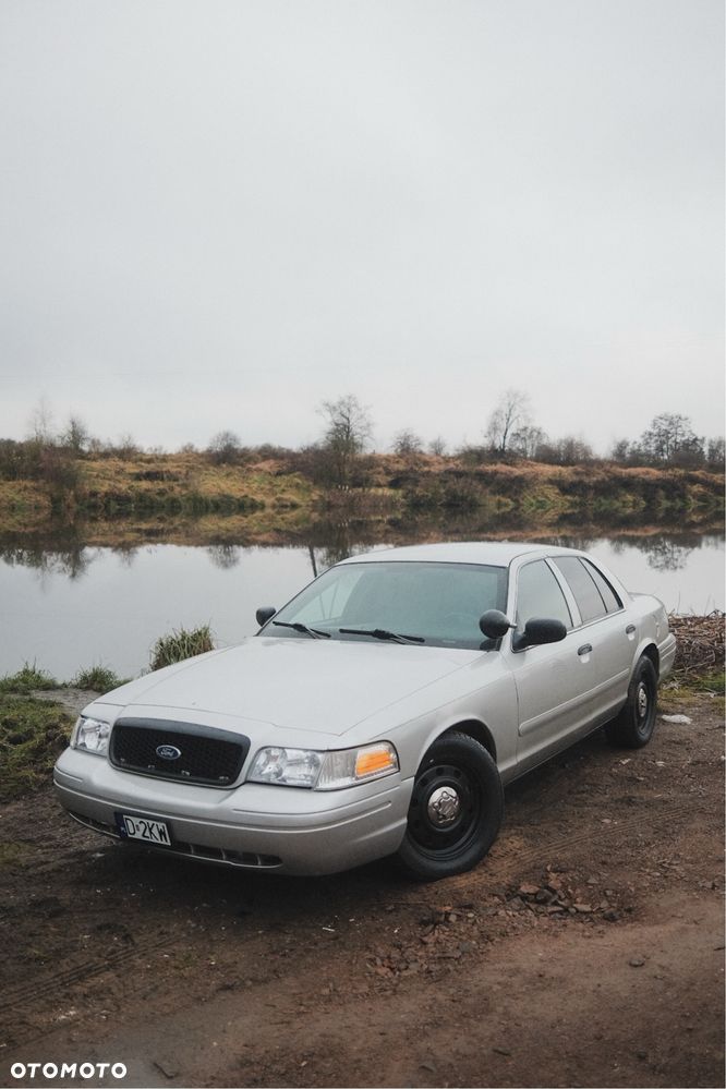 Ford Crown - 1