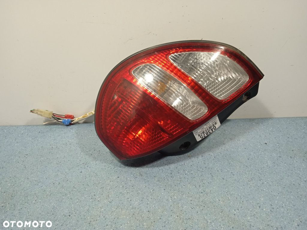 DAIHATSU SIRION I LIFT LAMPA TYŁ PRAWA ZEWNĘTRZNA - 1