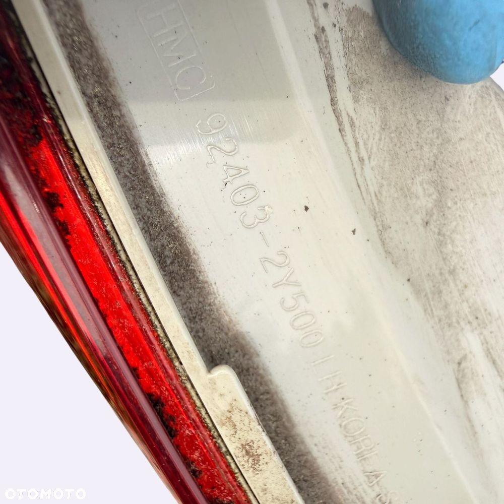 Lampa tylna Lewa w klapę bagażnika 92403-2Y500 LH Hyundai ix35 Lift - 4