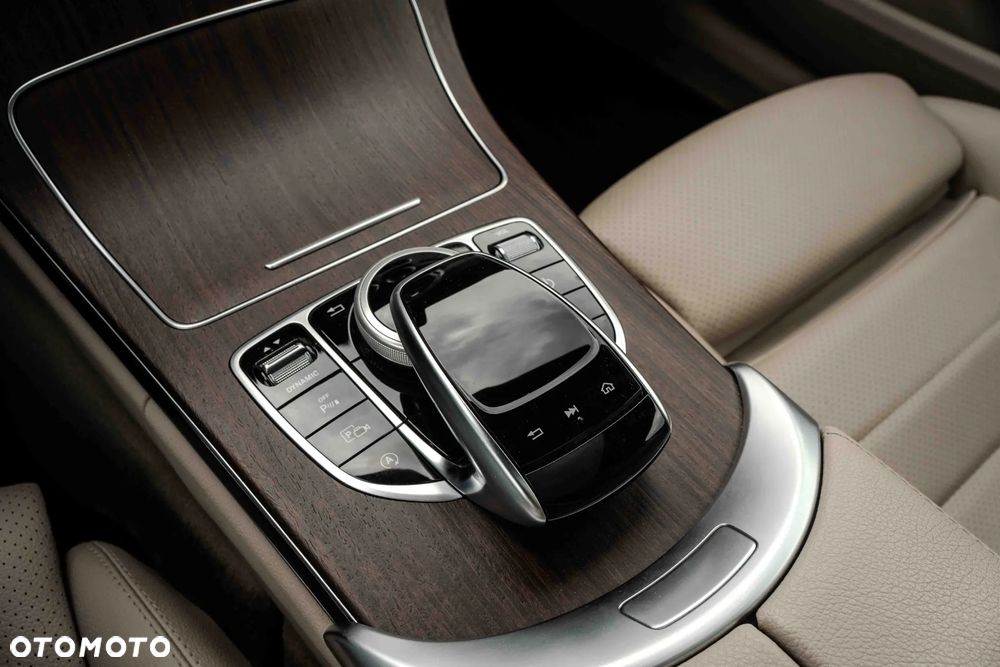 Mercedes-Benz Klasa C 200 4MATIC 9G-TRONIC - 24