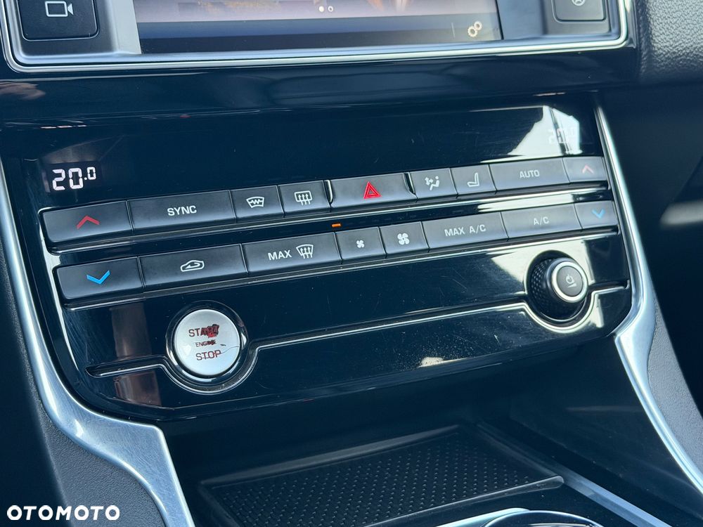 Jaguar XE 2.0 D R-Sport - 34