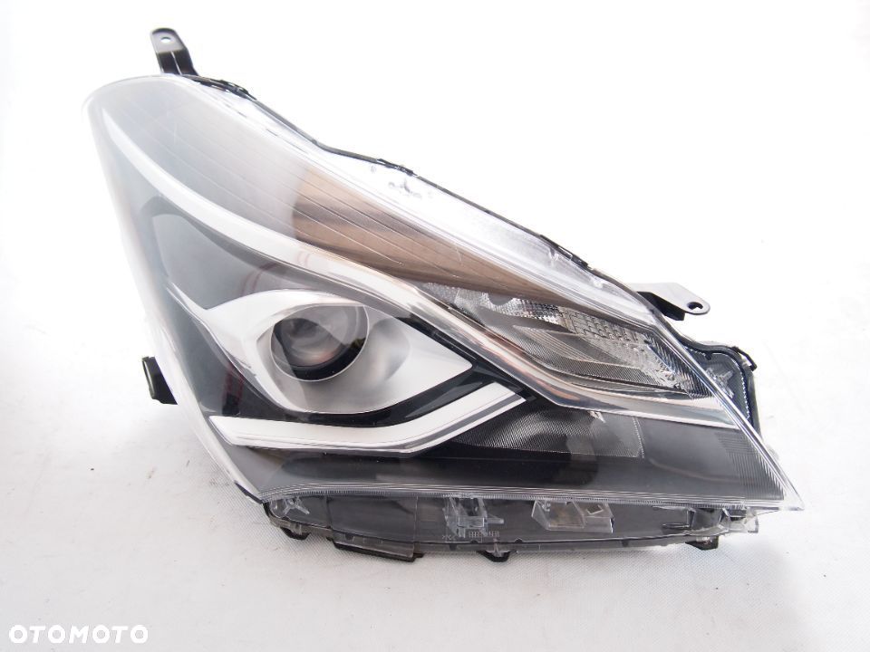 Toyota Yaris III FL 17r Reflektor lewy lampa lewa 3 2017