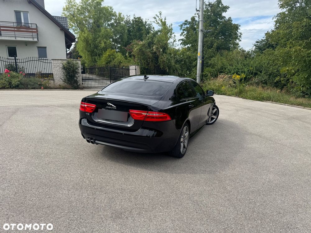 Jaguar XE 2.0 D R-Sport - 4