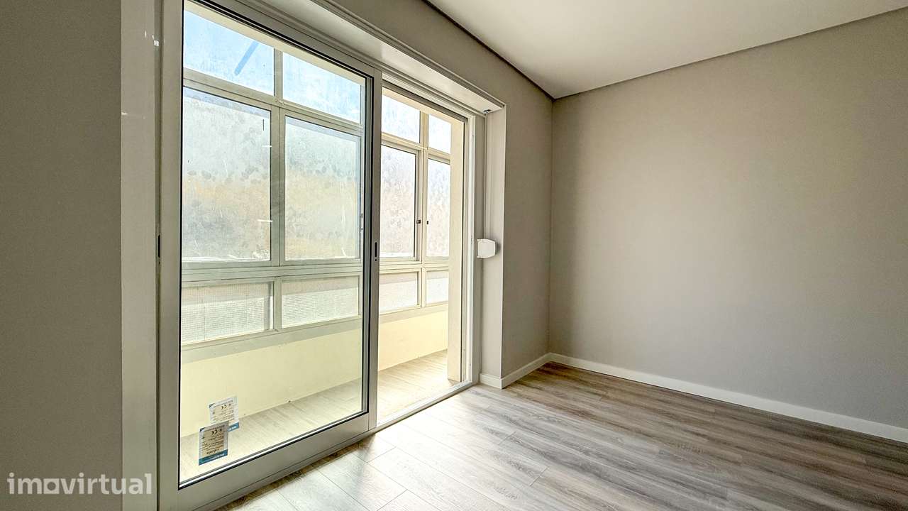 T2 renovado, com ótimas áreas e muita luz natural no centro de Almada. - Grande imagem: 3/25