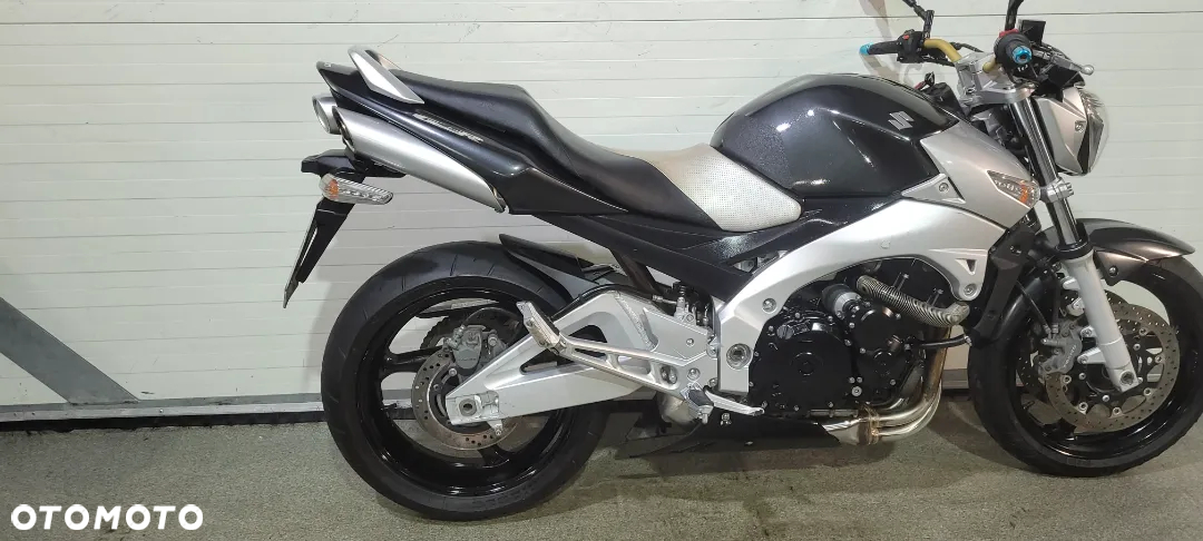 Suzuki GSR - 14