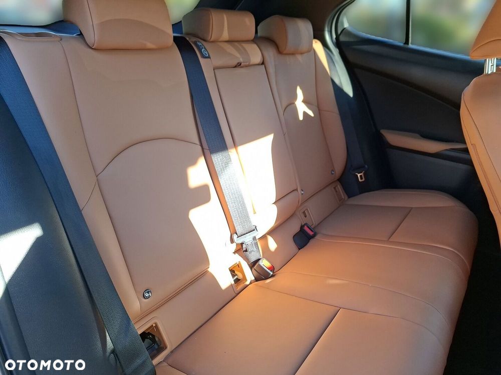 Lexus UX 2025