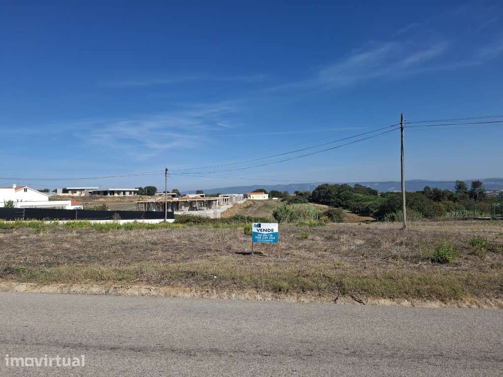 Terreno Urbano com 976 m² com Projeto Aprovado para Moradia V3 Térr...