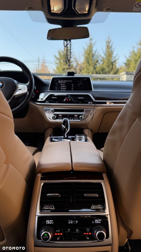 BMW Seria 7 750i xDrive - 24