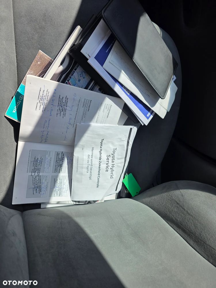 Toyota Prius (Hybrid) - 25