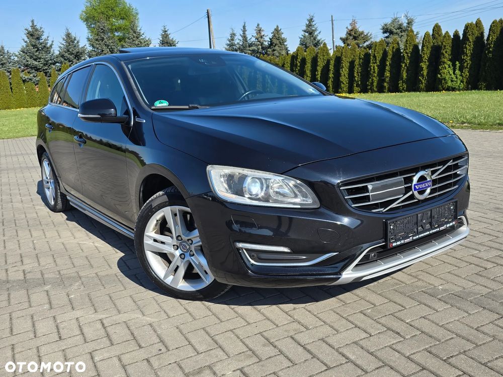 Volvo V60 D6 AWD Plug-in Hybrid R-Design Summum - 1