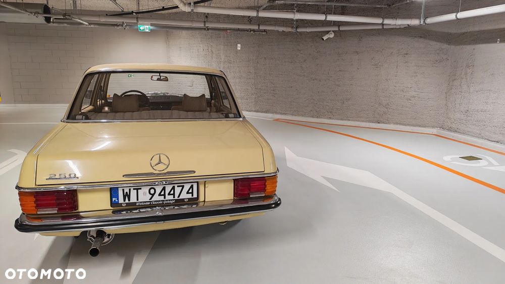 Mercedes-Benz W114 1974 photo 4