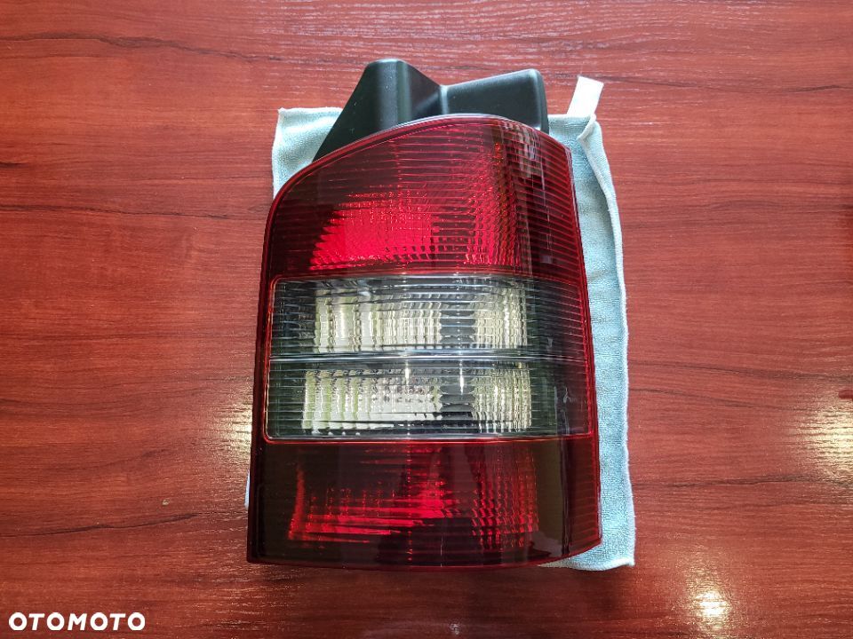 VW Transporter T5 Lampa prawy tył dymiona ciemna tylna prawa klapa NOWA EUROPA Multivan Caravelle - 1