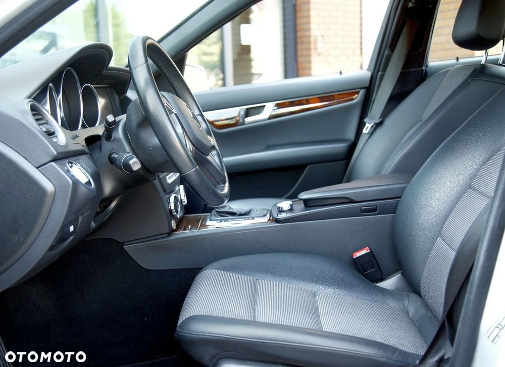 Mercedes-Benz Klasa C 180 BlueEFFICIENCY 7G-TRONIC Elegance - 12
