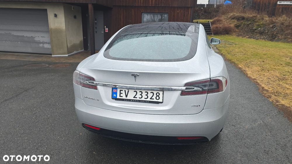 Tesla Model S - 4