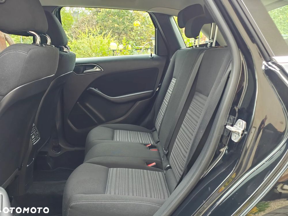Mercedes-Benz Klasa B 180 CDI (BlueEFFICIENCY) 7G-DCT - 36