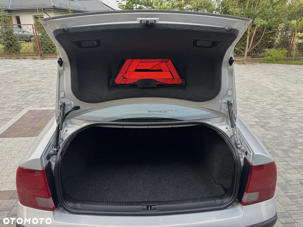 Volkswagen Passat 1.6 GL - 15