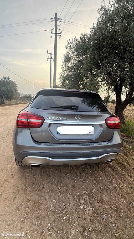 Mercedes-Benz GLA 200 d Aut. - 2