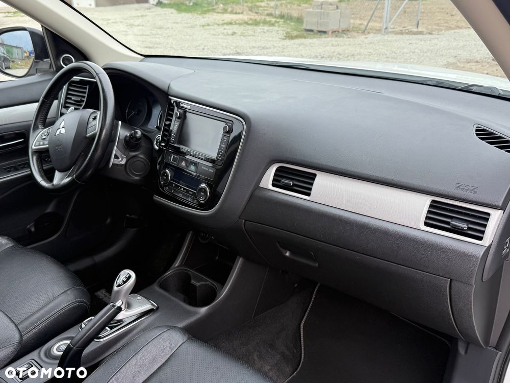 Mitsubishi Outlander 2.0 4WD Top - 24