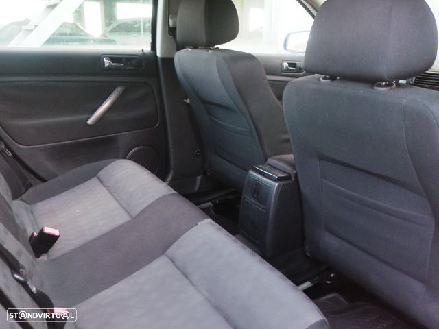 VW Passat 1.9 TDi Highline - 9